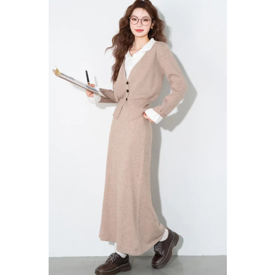 A color-blocking polo collar long Western-style suit