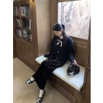 A three-piece set with a laid-back Korean style